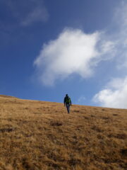 Risalendo il ripido versante erboso