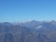 il massiccio degli Ecrins sbuca dietro la scura sagoma del Pic de Rochebrune