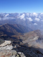Uno sguardo verso la Val Pellice. Quai a perpendicolo, il Vallone e l'alpe della Ciabraressa