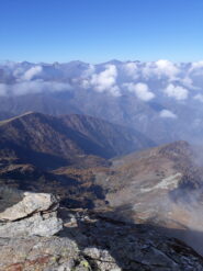 Uno sguardo verso la Val Pellice. Quai a perpendicolo, il Vallone e l'alpe della Ciabraressa