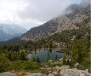Il lago di Leser, visto dall'alto in discesa