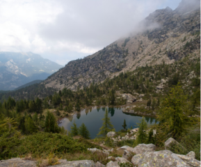Il lago di Leser, visto dall'alto in discesa