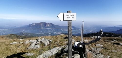 Bric d'Arpiol con dietro il Monte Bracco