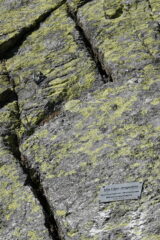 Targa alla base della Parete Sospesa (6° tiro della via)