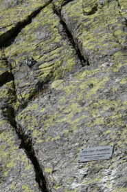 Targa alla base della Parete Sospesa (6° tiro della via)