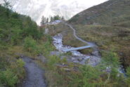 All’alpeggio di Arminaz, all’attraversamento del torrente