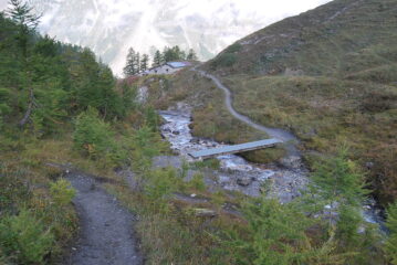 All’alpeggio di Arminaz, all’attraversamento del torrente