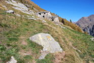 L’arrivo dei sentieri 1W e 5 da Gressoney a Valnera inf. Non c’è il segnavia del 105