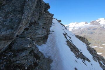 Il cengione innevato, un po’ inquietante, superato grazie alle impronte presenti