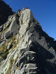 Il gendarme triangolare: ben evidente la fessura ascendente verso dx che porta sul versante nord