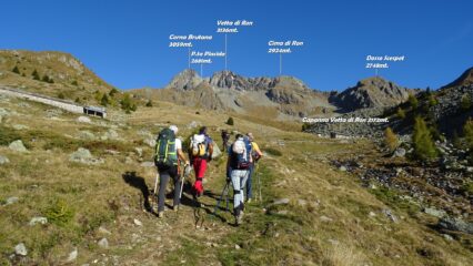 Poco sotto la Capanna Vetta di Ron il panorama si apre.