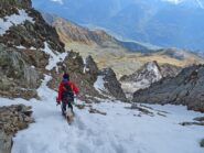 In discesa sulla cengia condizioni un po' invernali. 