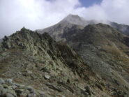 tornato al colle una tregua della nuvolosità mi concede di rivedere la cresta salita e discesa.