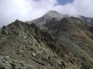 tornato al colle una tregua della nuvolosità mi concede di rivedere la cresta salita e discesa.