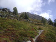 dopo Cretoux e il bivio col sentiero 16, la traccia del sentiero 17 verso il Paglietta (sullo sfondo)