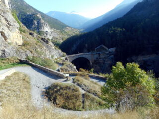 da cité Vauban si scende al pont d'Asfeld