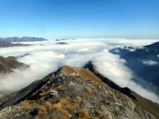 dalla cima mare di nubi verso valle