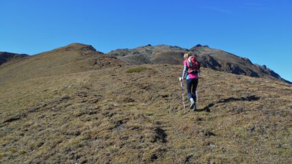 Salendo sopra il Colle Tardiva, sulla destra il Mont della Tza