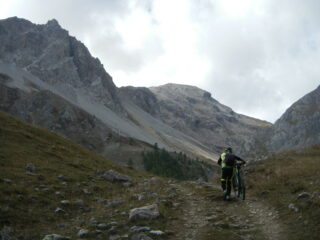 il tratto sostenuto per salire al pianoro del Lac de Partias
