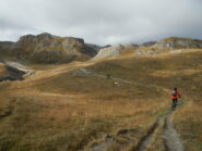 il percorso si snoda tra dossi e ripiani