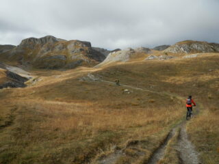 il percorso si snoda tra dossi e ripiani
