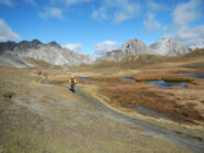 si attraversa una zona alpina ricca di piccoli laghi