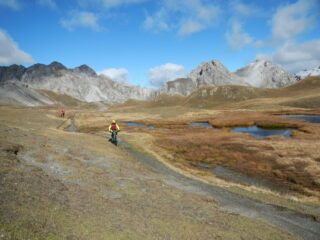 si attraversa una zona alpina ricca di piccoli laghi