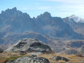 dal ripiano del lago vista sulle pareti della Grande Manche e il Pic Ombiere