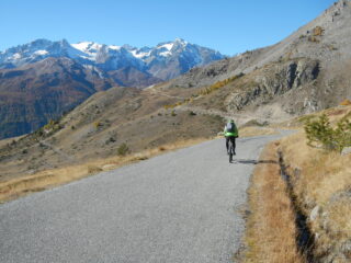 il tratto su asfalto verso lo sterrato che sale al Col de Buffère