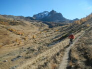 sullo sfondo il versante nord del Grand Arèa