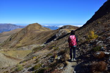 Sentiero sul versante Nord del Tibert verso la Rocca della Comunetta (in fondo a sx)