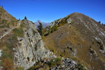 La Rocca Corna Est vista dal cengione che taglia il versante Sud della Rocca Ovest