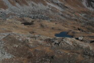 Laghi di Dzioule dalla cresta, non è però evidente un bivacco.
