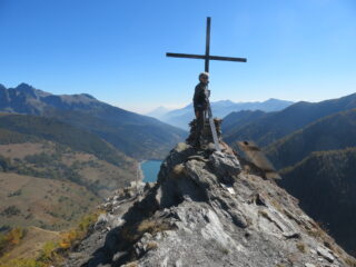 la vetta domina il lago di Pontechianale