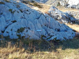 Inizio della Via del Calacare, con cartello malconcio...
