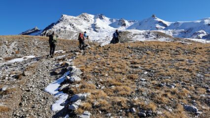salendo i pendii erbosi sopra il Pian dei Frati