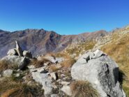 Pian delle Fontanelle e sullo sfondo rifugio Coda e Punta Sella. L'ometto in primo piano è fondamentale in discesa per prendere la giusta  direzione.