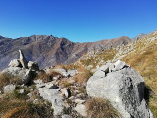Pian delle Fontanelle e sullo sfondo rifugio Coda e Punta Sella. L'ometto in primo piano è fondamentale in discesa per prendere la giusta  direzione.