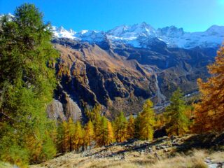 Contrasti autunnali con le Pareti Nord della Becca di Gay e Roccia Viva