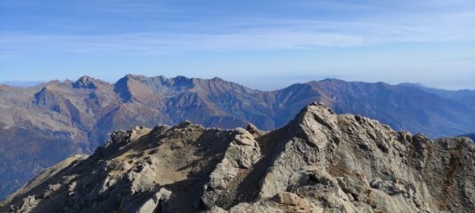 L'anticima, vista dalla cima.