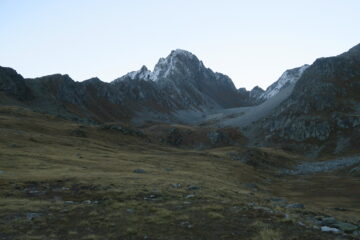 al centro la Becca di Tey