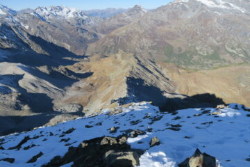 a sinistra il vallone di salita