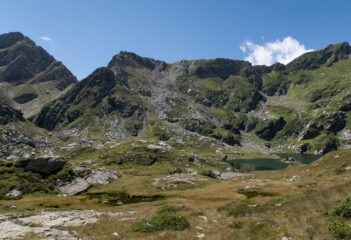 Lago Chiletto. Il colle si trova dietro il crinale visible a sinistra 