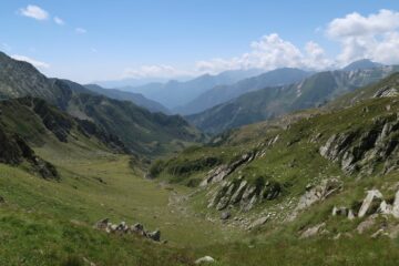 Vista sulla Valsoana. In basso a sinistra la traccia che scende dal colle (e che pare poi sparire,  senza forse arrivare al lago?), che non abbiamo percorso 