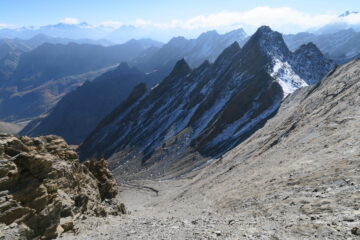 il comodo (per scendere) canale di sfasciumi che mi ha evitato di seguire la cresta fino al Col di Belle Combe (a destra nella foto)
