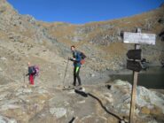 <in vista del colle - forse la via migliore per raggiugerlo è lungo i pendii erbosi dopo il lago