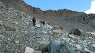 traversando verso la ripida rampa detritica finale che porta verso il colletto di quota 3374 m