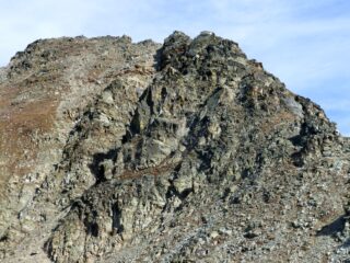 la roccia salendo il versante W 