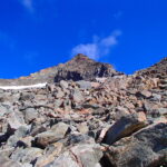 Al colle della Sassa, guardardo verso la Gran Becca Blanchen, si deve puntare a quel colletto a sinistra