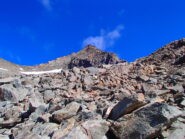 Al colle della Sassa, guardardo verso la Gran Becca Blanchen, si deve puntare a quel colletto a sinistra